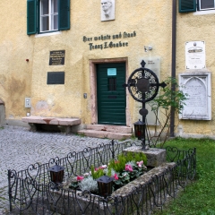 Das Grubergrab vor der Neugestaltung des Gruberplatzes 2017