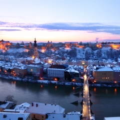 Stadt Burghausen von der österreichischen Seite Süden.