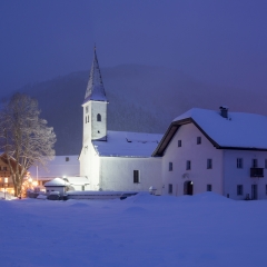 Pfarrkirche zu den hll. Leonhard und Georg sowie der Pfarrhof Hi