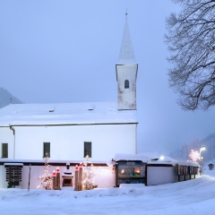 Joseph-Mohr-Büste in Hintersee vor der Pfarrkirche