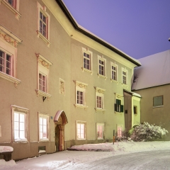 Dechantshof in Hallein mit der Peterskapelle