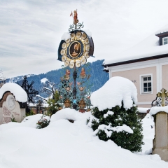 Grab von Joseph Mohr in Wagrain, hinten die Jpseph-Mohr-Schule