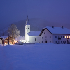 Pfarrkirche hll. Leonhard und Georg und Pfarrhof Hintersee