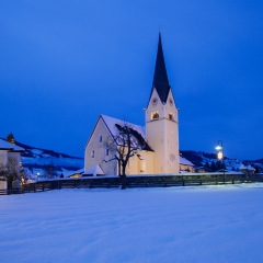 Pfarrkirche Wagrain, links die Joseph-Mohr-Schule