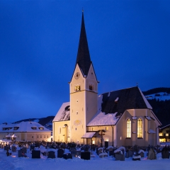 Pfarrkirche Wagrain, links die Joseph-Mohr-Schule