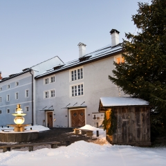 Pfarrhof Mariapfarr mit Joseph-Mohr-Platz
