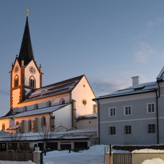 Basilika Mariapfarr mit dem Pfarrhof, vorne der Joseph-Mohr-Plat