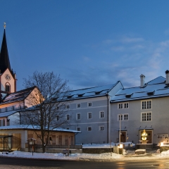 Basilika Mariapfarr mit dem Pfarrhof, vorne der Joseph-Mohr-Plat