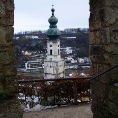 Stadtpfarrkirchturm St. Jakob, dahinter jenseits der Salzach Hoc