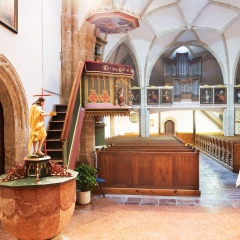 Pfarrkirche Hochburg, Taufstein und Orgel