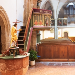 Pfarrkirche Hochburg, Taufstein und Orgel